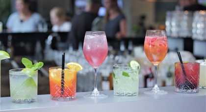 כוס אחת יותר מדי: איך אלכוהול משפיע על בריאות השיניים שלך?